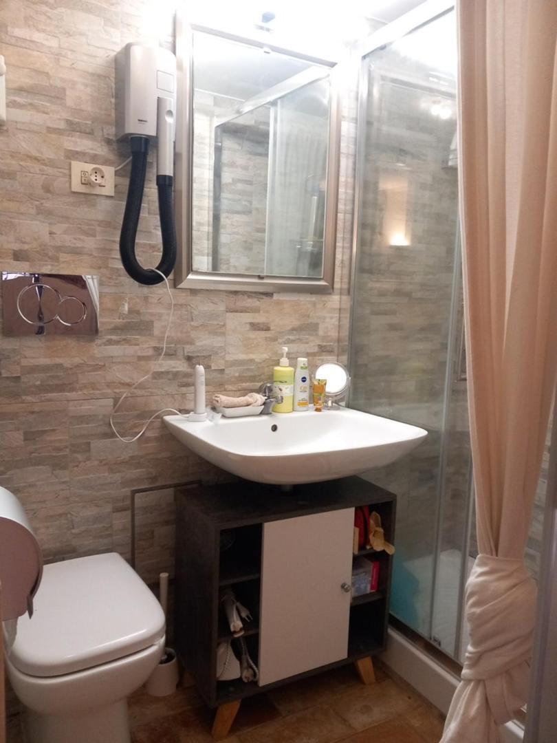 Domus Next Campo De'Fiori With Thermal Shower 로마 객실 사진